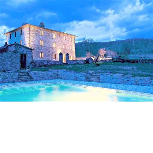 Grande Fattoria in Umbria con Piscina e sala Cinema