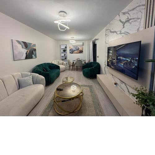 Green Cozy Apt