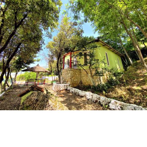 Green Radhime Retreat - Cozy 2 Bedroom Home near the Beach