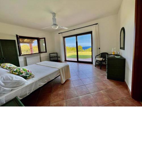 GREEN ROOM IN VILLA ANGISI