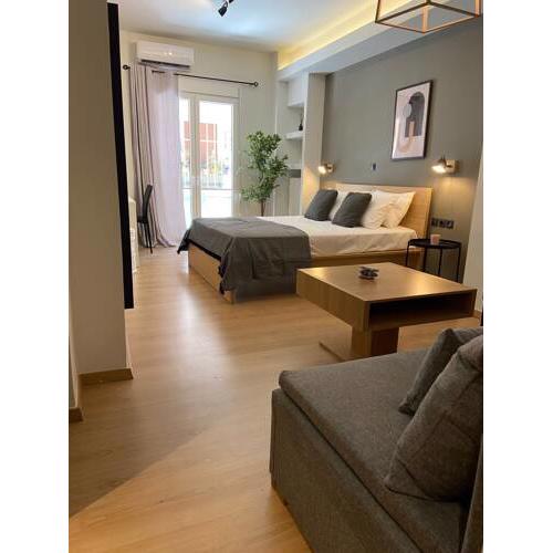 GREY MODERN SUITE, next to Metro station Panormou