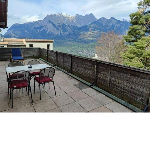 Grosse 2 ZImmer Wohnung mit Terrasse