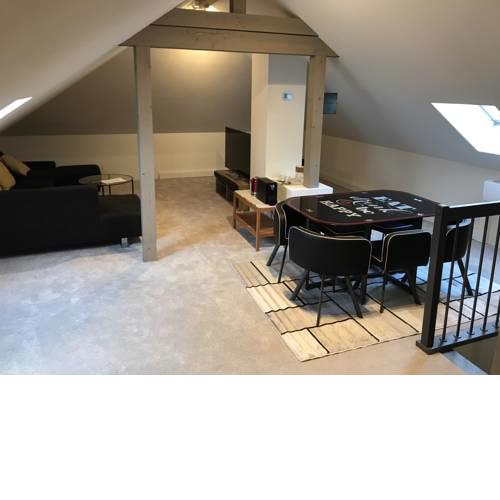 Grosses Zimmer in Dachwohnung ( Klimatisiert)