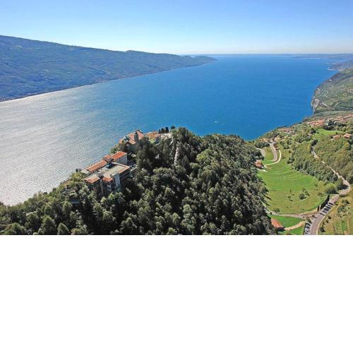 großzügiges Ferienhaus mit Seeblick und Garten in ruhiger Lage von Tignale am Gardasee