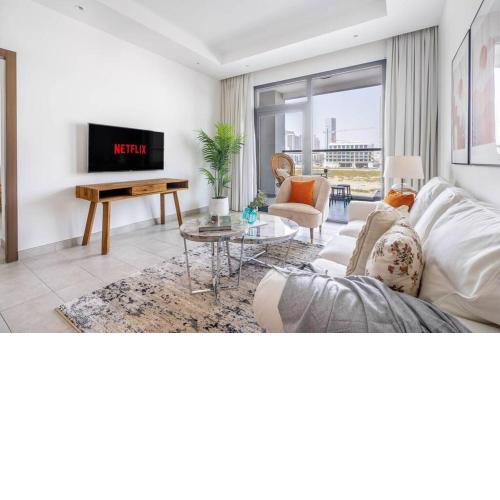 GuestReady - Contemporary white in JVC