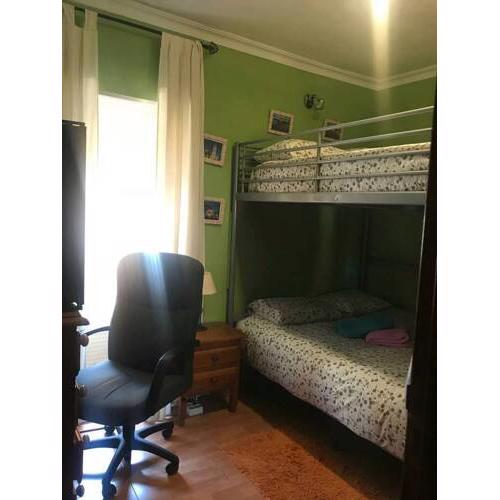 Habitación con dos camas literas de matrimonio