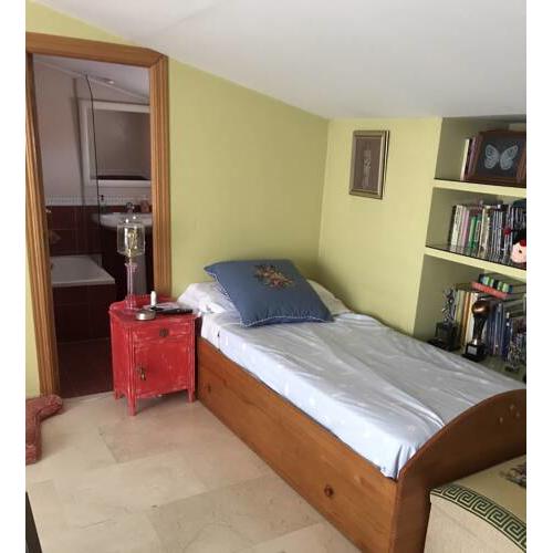 Habitación de 10m muy luminosa con balcón, baño independiente y vestidor