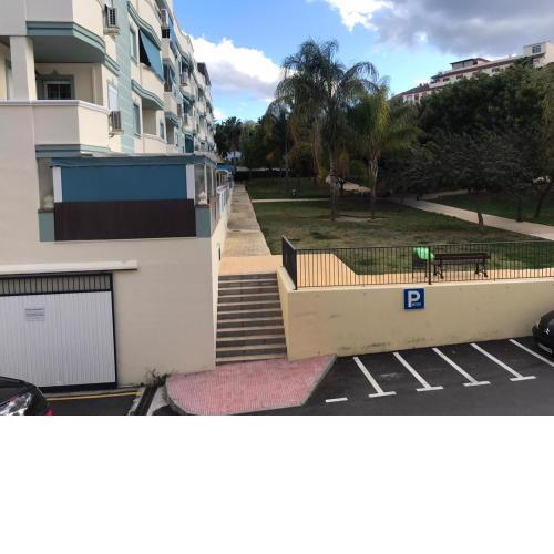 •{ HABITACIÓN GRANDE EN COIN A 30KM DE LA PLAYA]•