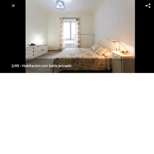 habitación muy amplia con baño privado en pleno centro de Alicante