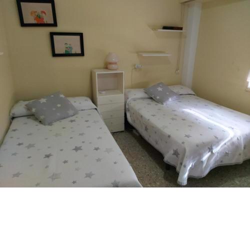 Habitación triple con cama de matrimonio y una de cuerpo y medio a kilómetro y pico de la playa