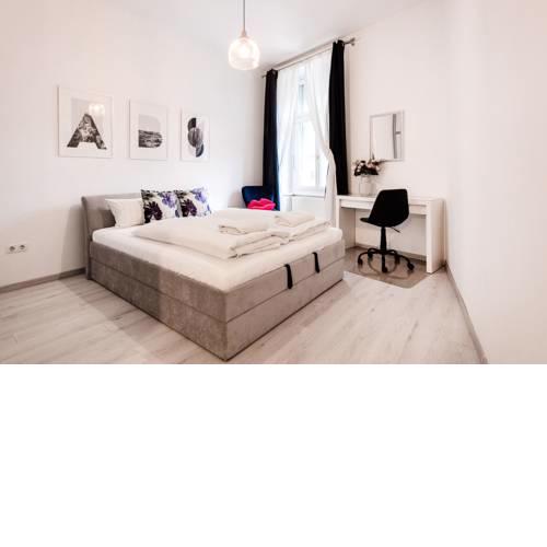 Hajos 43 Broadway Apartment