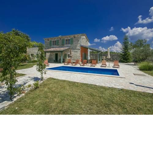 Handsome Stone Holiday Home with Swimming Pool in Tinjan