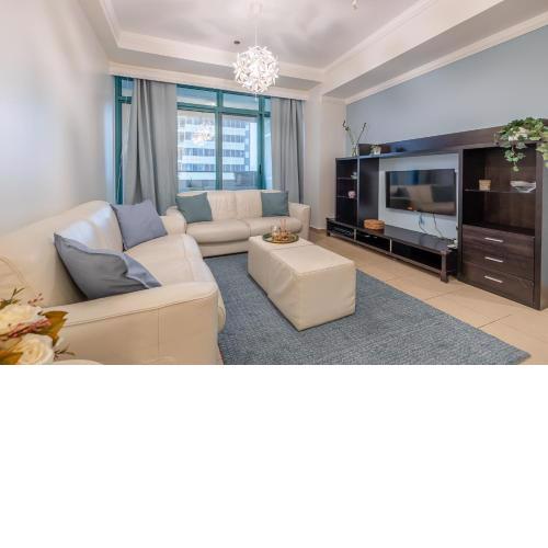 Hashtag Holiday Home - 1BDR Apartment in Marina Crown, trendy location & vintage elegance