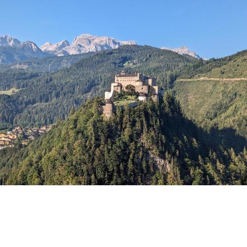 Haus Biechl mit Blick auf die Burg Hohenwerfen