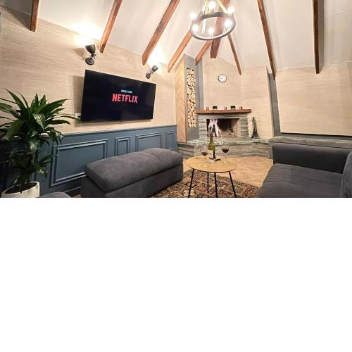 Heart of Tirana Cozy Loft with Fireplace