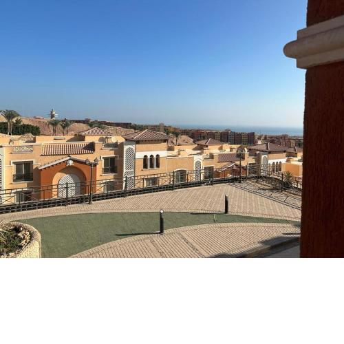 شاليه في بورتو السخنه غرفتين ببلكونه Heaven hills عائلات فقط