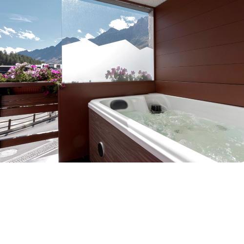 HelloChalet - Maison Francois - Ski Apartment with outdoor jacuzzi and terrace overlooking Matterhorn valley