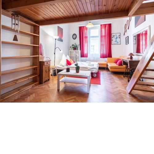 High-ceilinged flat with 2 bedrooms for 8 guests in quiet area by easyBNB