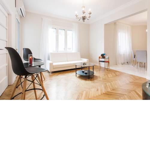 HIGHEND 2BDR Full APT/ IDEAL LOCATION (and Netflix)