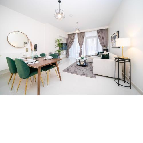 HiGuests - Chic Apt with Balcony and Pool near Burj Khalifa
