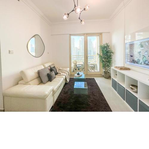 HiGuests - Float Over The Marina In This Charming Apartment