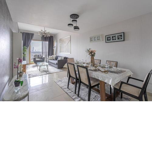 HiGuests - Luxurious 1BR Apartment with balcony in JVC
