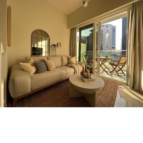 HiGuests - Snug 1BR With Balcony Steps From the Canal