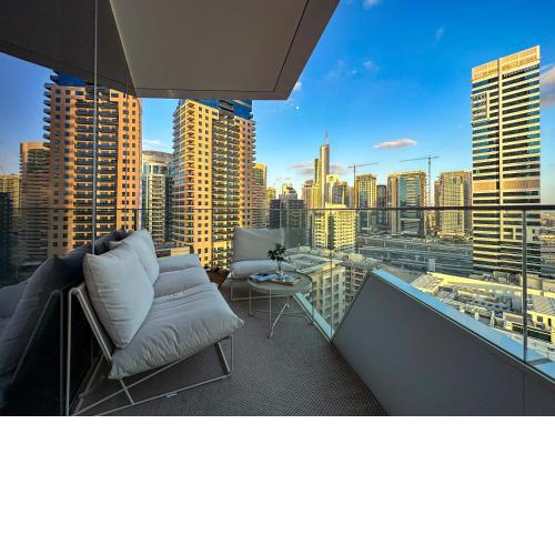 HiGuests - Stylish Condo With Balcony and Partial Marina View