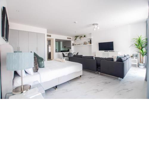 HiGuests - Stylish Studio in JBR with Balcony and Pool