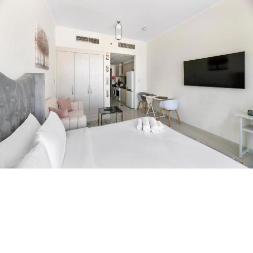 Hillside Haven: Studio Retreat in Damac Hills