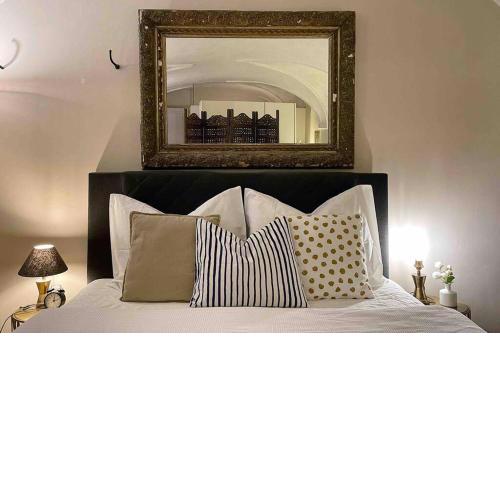 Historic Apartment near Charles Bridge