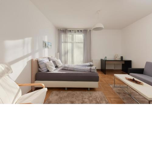 Historic Redesigned Schönbrunn Palace Apartments w Free Parking and 24h Check-in
