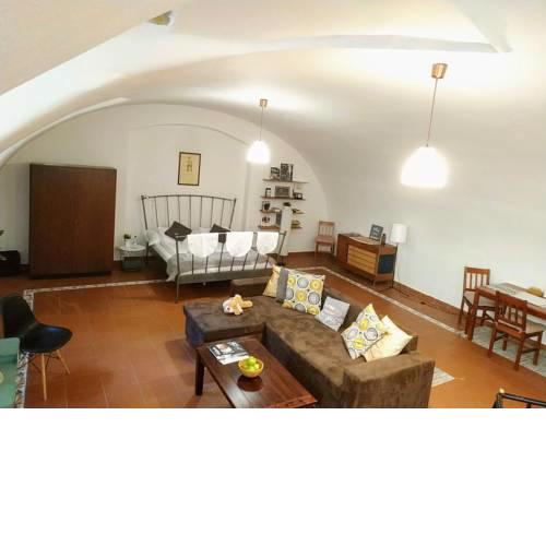 Historic romantic apartment with Private Entrance