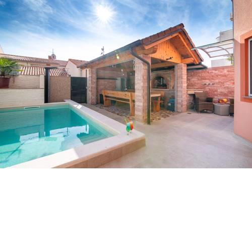 Holiday apartment with private heated pool and backyard