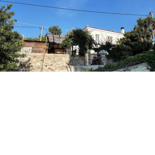 Holiday Dreamy Art Cottage with private courtyard and sea view