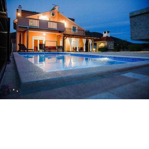 Holiday home Anica, 4 bedroom house with swimming pool