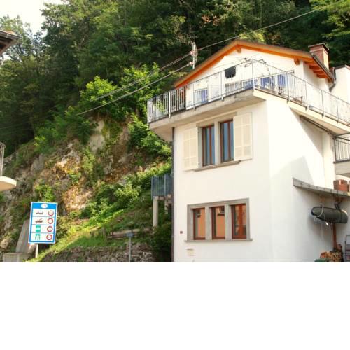 Holiday home in a wonderful location on Lake Lugano with a view.