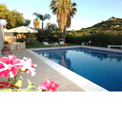 Holiday home with private pool only 500m from the beach