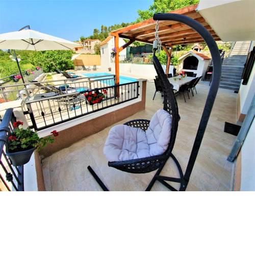 Holiday House Above with pool