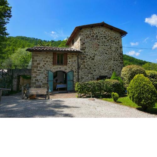 Holiday house with pool large garden overlooking lake near Tuscany