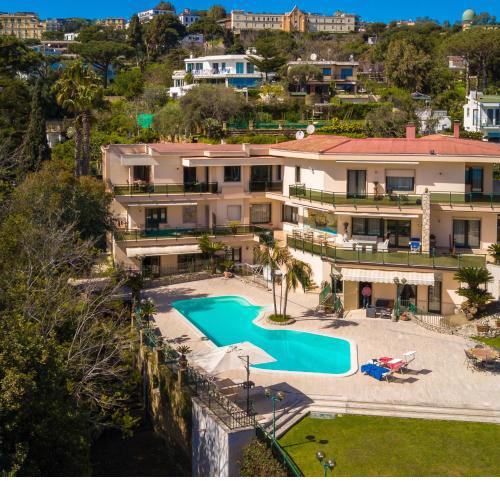 Holiday Naples - Big Apartment on The Swimming Pool in front of Capri