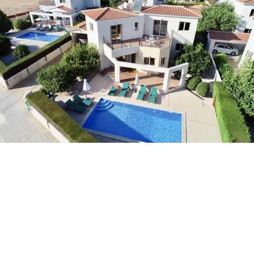 Holiday villa with pool and sea view!
