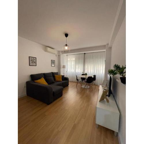 Holidays2Malaga 2 bedroom Armengual de la Mota close shopping center