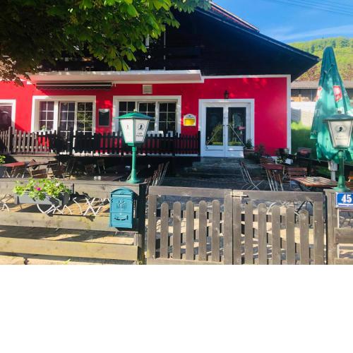 Holmes Café & Pension