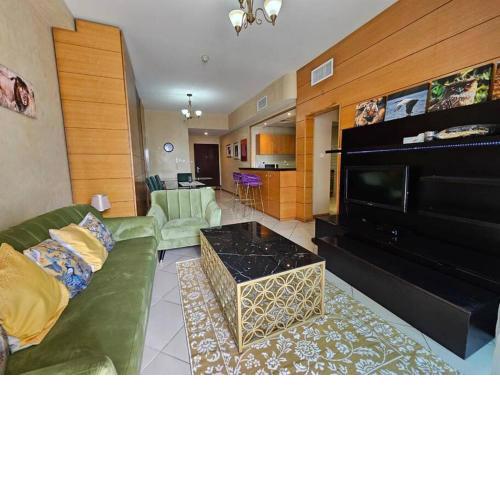 Homely Cosy 2BHK @ Dubai Marina Avalaible On Monthly Rental Basis .