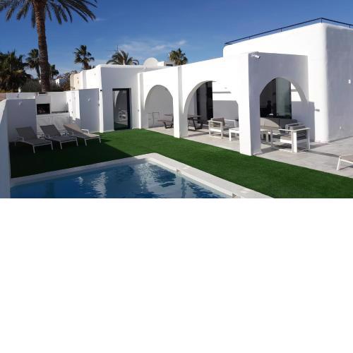 Homes of Spain, Chalet preciosa-Villa con piscina privada, a pie de playa en Puerto Rey, WIFI