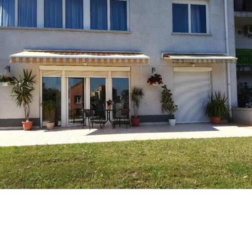 Homy Apartment in Buda, with safe garage and terrace