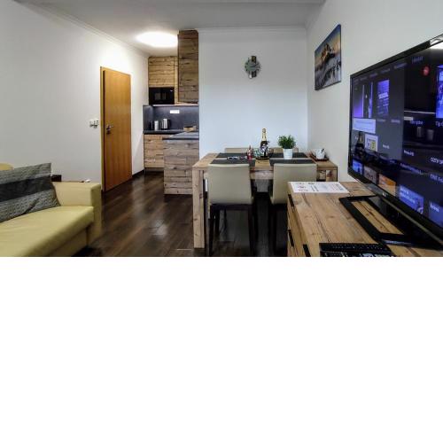 Horský apartmán 2KK s velkou terasou, s neomezeným saunovým wellness, snídaní na pokoj a s vlastním parkováním v garáži