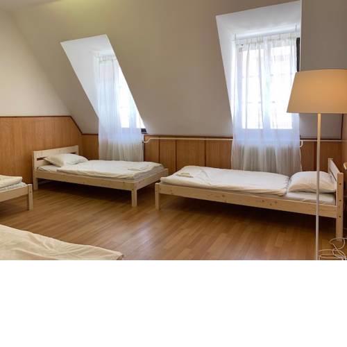 HOSTEL 24