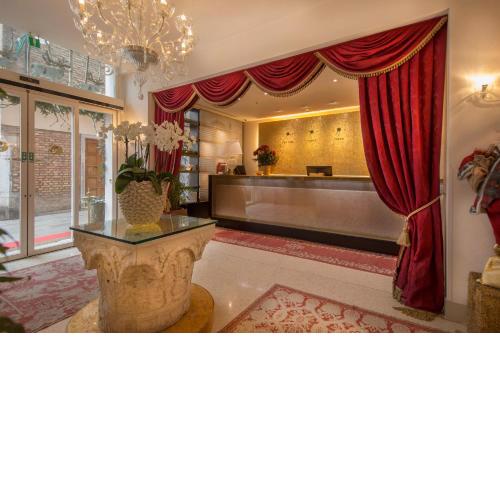 Hotel A La Commedia
